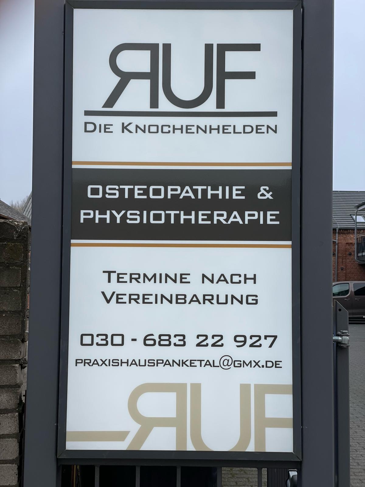 Leuchtkasten an der Praxis mit RUF-Logo, Osteopathie & Physiotherapie